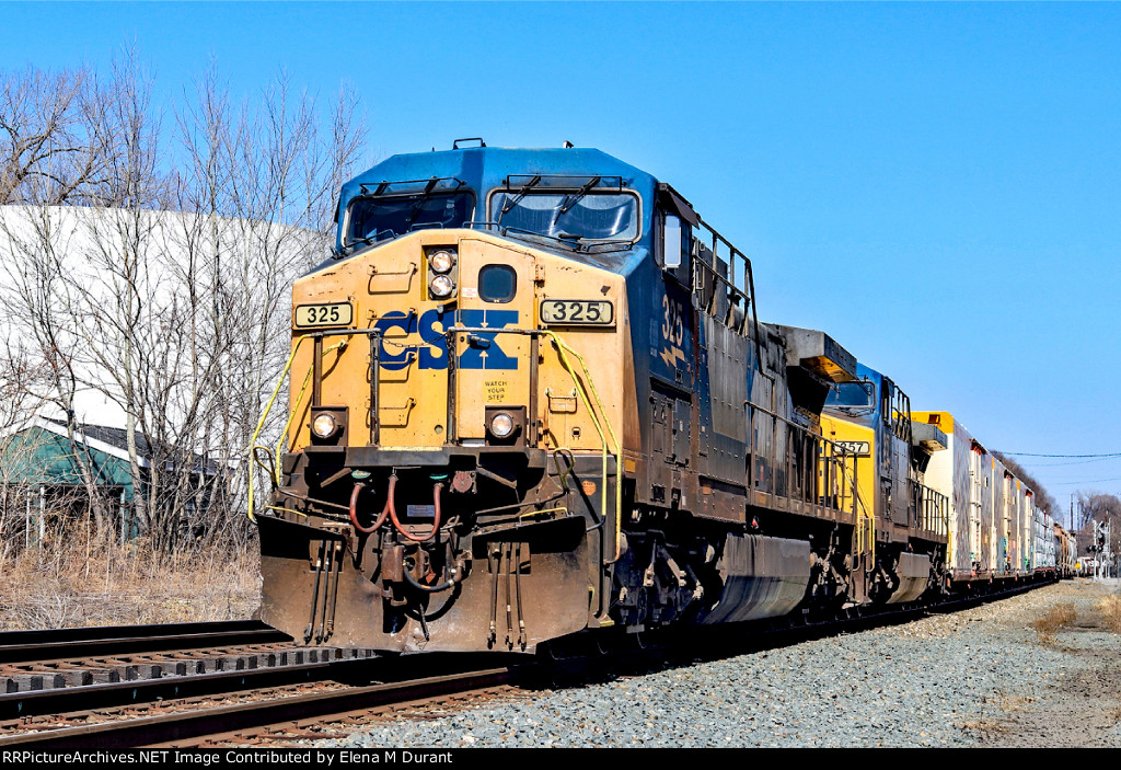 CSX 325 on M-403